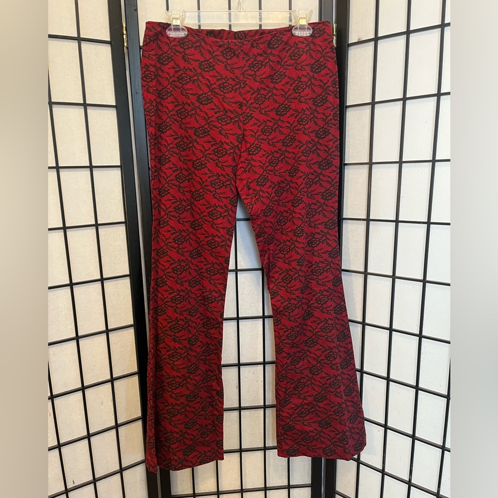 Vintage Red and Black Floral lace design, bootcut/flair pants. Sz 9. Great cond